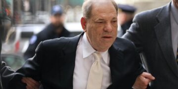 El exproductor de cine Harvey Weinstein es declarado culpable de agresión sexual