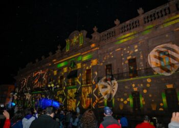 Potosinos despiden el 2022 con fiesta de luces en Palacio de Gobierno