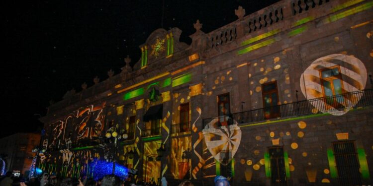 Potosinos despiden el 2022 con fiesta de luces en Palacio de Gobierno