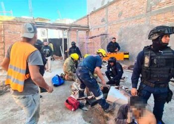 Albañiles son aplastados al caer un colado de una construcción en Residencial Campo Azul