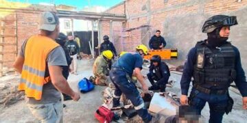 Albañiles son aplastados al caer un colado de una construcción en Residencial Campo Azul
