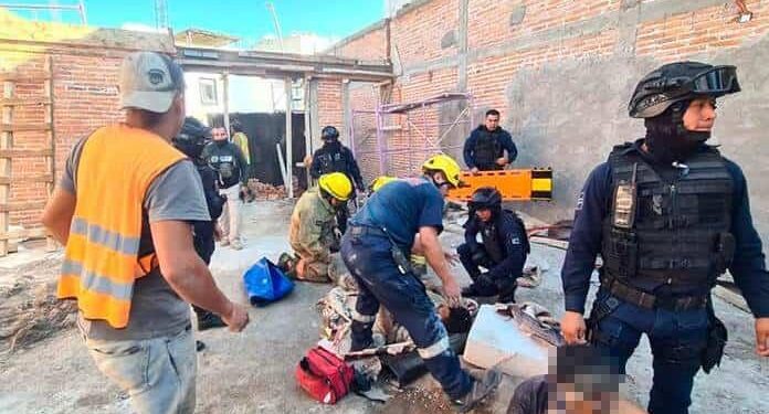 Albañiles son aplastados al caer un colado de una construcción en Residencial Campo Azul