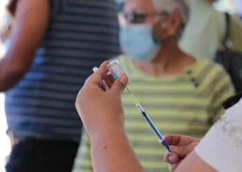 Vacunación contra influenza en SLP con avance del 69%
