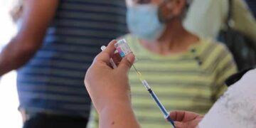 Vacunación contra influenza en SLP con avance del 69%