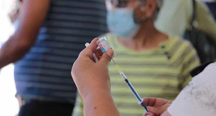 Vacunación contra influenza en SLP con avance del 69%