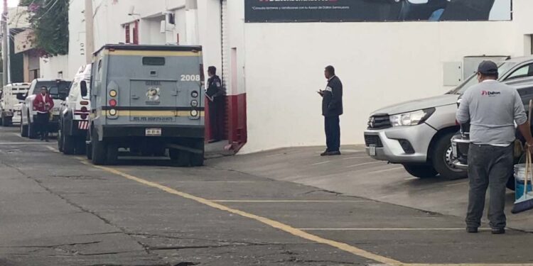 ¡Robo millonario en SLP! Asaltan camioneta de valores y se llevan 10 mdp en colonia del Valle