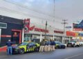 Hombre se electrocuta y queda suspendido en la fachada de un negocio al que intentó ingresar