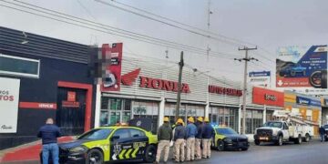 Hombre se electrocuta y queda suspendido en la fachada de un negocio al que intentó ingresar