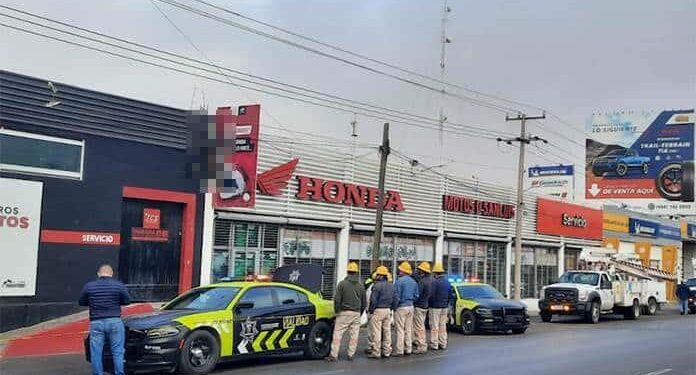 Hombre se electrocuta y queda suspendido en la fachada de un negocio al que intentó ingresar