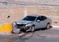 Automóvil  choca contra contención en el Blvr. río Santiago