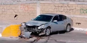 Automóvil  choca contra contención en el Blvr. río Santiago