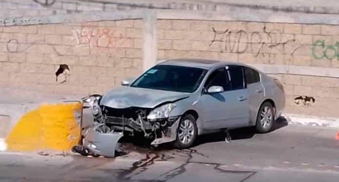 Automóvil choca contra contención en el Blvr. río Santiago