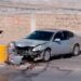 Automóvil  choca contra contención en el Blvr. río Santiago