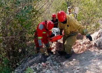 Muere conductor tras caer por barranco en la localidad de San Sebastián