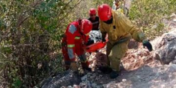 Muere conductor tras caer por barranco en la localidad de San Sebastián