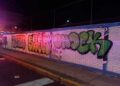 Policía detiene a joven por grafitear en pared de escuela en el Fracc. Esmeralda