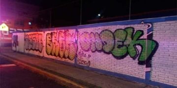 Policía detiene a joven por grafitear en pared de escuela en el Fracc. Esmeralda