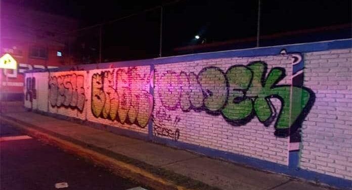 Policía detiene a joven por grafitear en pared de escuela en el Fracc. Esmeralda