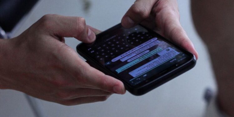 El truco “tóxico” para espiar a tu pareja por medio de WhatsApp Web