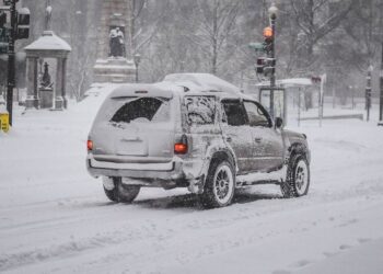 Tormenta invernal perturba la Navidad en EU; aerolíneas cancelan más de 4 mil vuelos