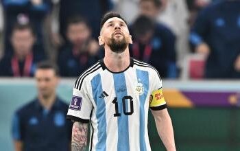 Venden peluche inspirado en el campeón del mundo, dice la frase: “¿Qué mira bobo?”