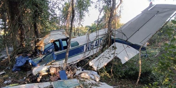 Rescatan a dos tripulantes con vida en caída de avioneta en Puerto Vallarta