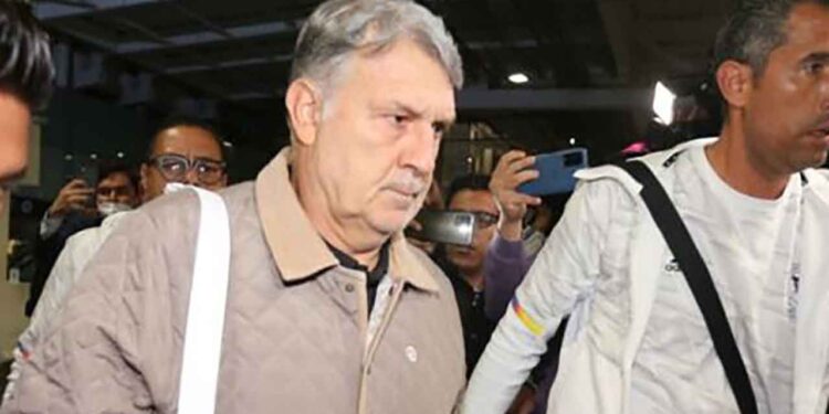 VIDEO| Recibieron con insultos al ‘Tata’ Martino en el regreso de la Selección Mexicana