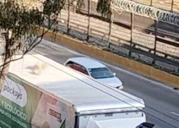 Rescatan a hombre que viajaba en techo de tr´ailer