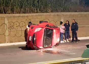 Vuelca un carro en el río Santiago