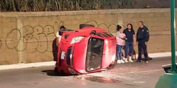 Vuelca un carro en el río Santiago