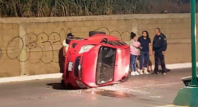 Vuelca un carro en el río Santiago