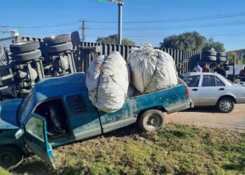 Choque de tres unidades contra un tráiler volcado en la carretera a México deja cinco heridos