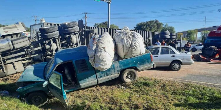 Choque de tres unidades contra un tráiler volcado en la carretera a México deja cinco heridos
