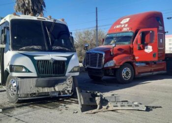 Seis personas resionadas dejó un choque entre tráiler y transporte de personal en avenida Industrias