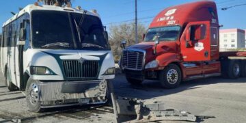 Seis personas resionadas dejó un choque entre tráiler y transporte de personal en avenida Industrias