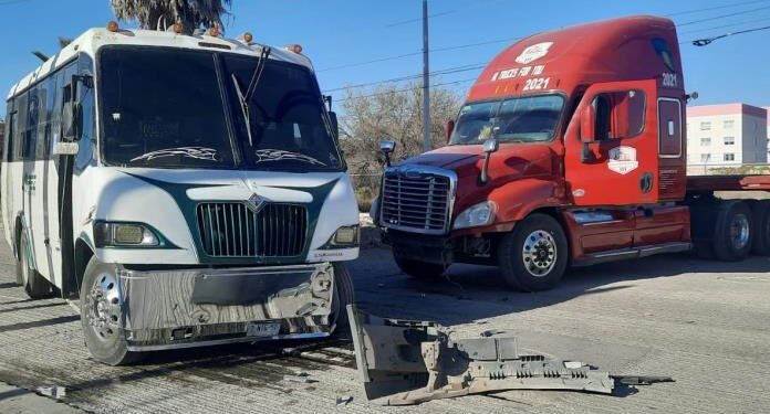 Seis personas resionadas dejó un choque entre tráiler y transporte de personal en avenida Industrias