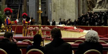 Los restos mortales de Benedicto XVI ya reposan en las grutas vaticanas