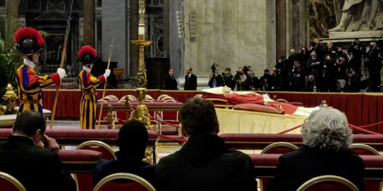 Los restos mortales de Benedicto XVI ya reposan en las grutas vaticanas