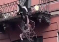 VIDEO: Por andar de “cachondos” pareja cae de un balcón