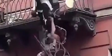 VIDEO: Por andar de “cachondos” pareja cae de un balcón