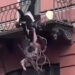VIDEO: Por andar de “cachondos” pareja cae de un balcón