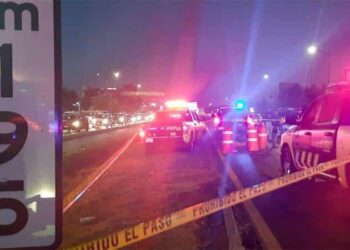 Peatón que cruzaba la carretera desnudo es arrollado y muerto
