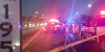 Peatón que cruzaba la carretera desnudo es arrollado y muerto