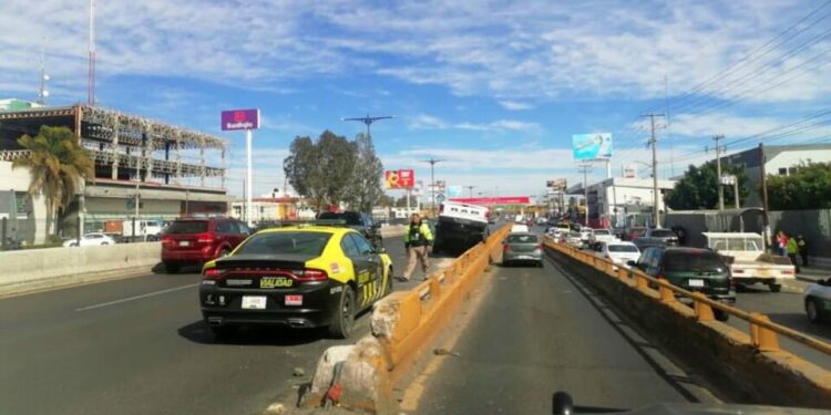 Doble accidente vial provocó tráfico en Salvador Nava esta mañana