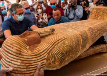 Impactante hallazgos en Egipto: ¡una momia cubierta en oro!