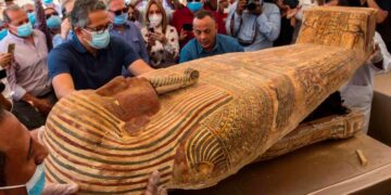 Impactante hallazgos en Egipto: ¡una momia cubierta en oro!