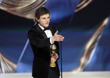 La madre de una víctima de Jeffrey Dahmer protesta contra el Globo de Oro a Evan Peters