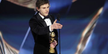 La madre de una víctima de Jeffrey Dahmer protesta contra el Globo de Oro a Evan Peters