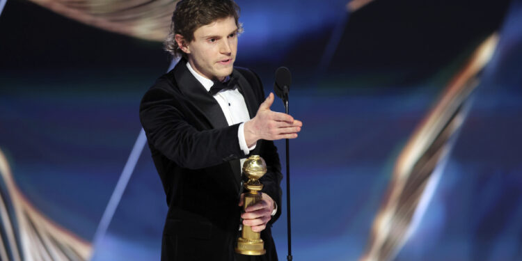 La madre de una víctima de Jeffrey Dahmer protesta contra el Globo de Oro a Evan Peters