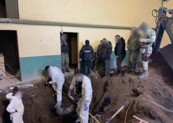 Descubren bajo salón de bailes una fosa con decenas de cadáveres